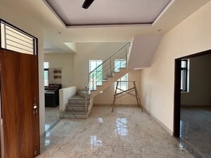 Room in 3 BHK Builder Floor at Sector 33 – for Sale