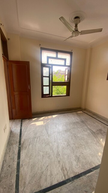 Room in 4 BHK Builder Floor at West Patel Nagar – for Rent