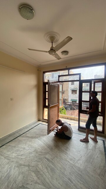 Room in 4 BHK Builder Floor at West Patel Nagar – for Rent