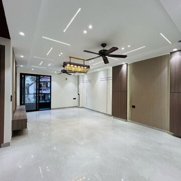 Room in 4 BHK Builder Floor at Uppal Southend, Sector 49 – for Sale