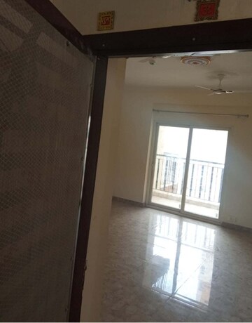 Room in 3 BHK Apartment at Amrapali Centurian Park, Tech Zone 4 Greater Noida – for Rent