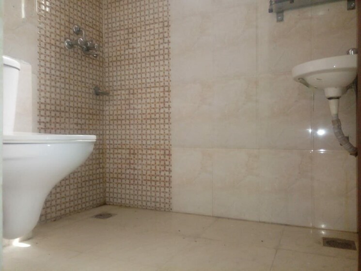 Bathroom, sector 21 3 Bedroom 2000 Sq.Ft. Builder Floor In Sector 21 Noida 8767063