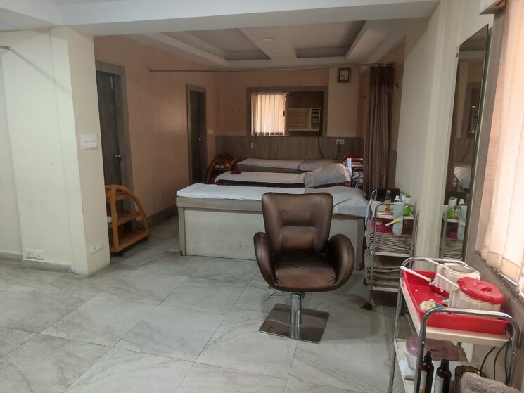  Parking, lake market Commercial Showroom 1500 Sq.Ft. In Lake Market Kolkata 8767077