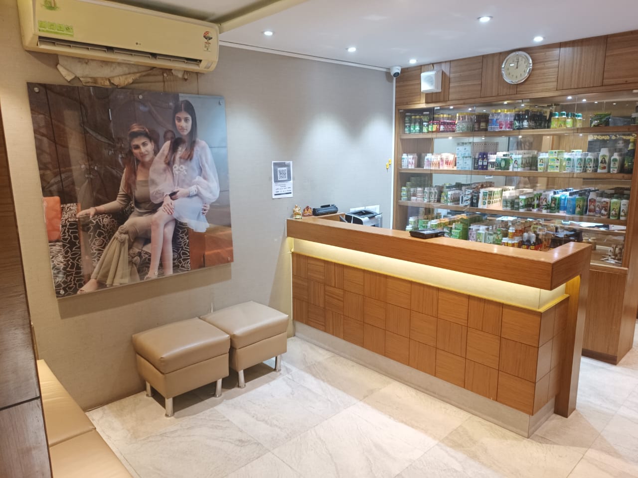 Showroom For Rent in Lake Market