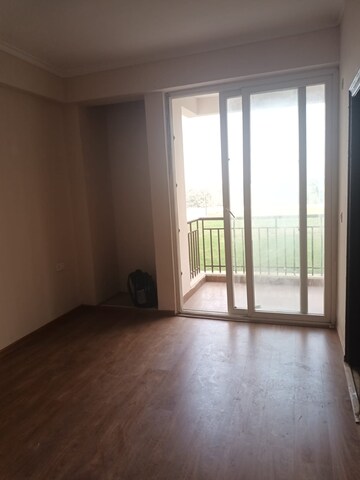 Room in 2 BHK Apartment at Amrapali Golf Homes, Sector 4 Greater Noida – for Rent
