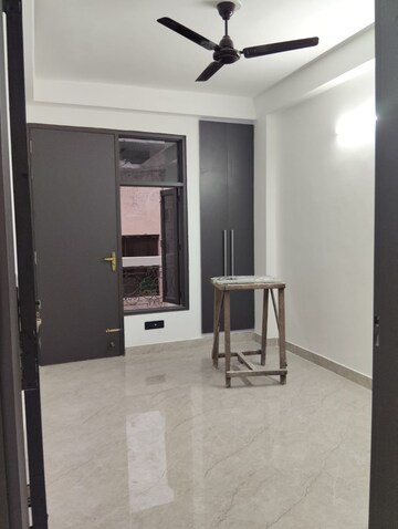 Room in 2 BHK Builder Floor at Paryavaran Complex – for Rent