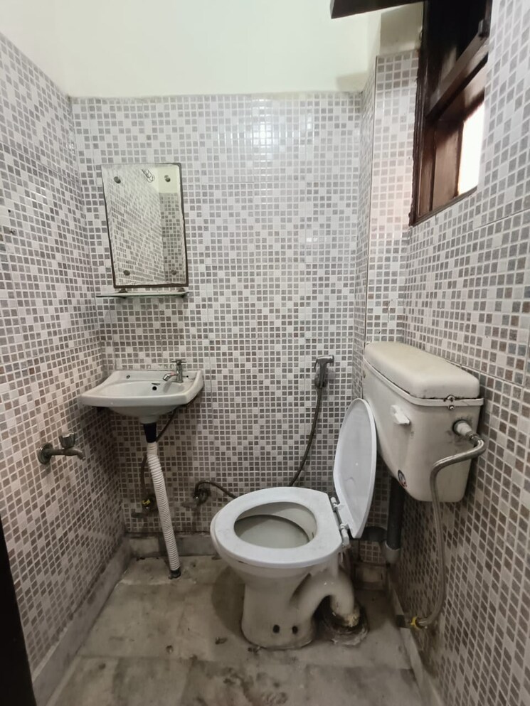 Bathroom, malviya nagar 2 Bedroom 1000 Sq.Ft. Builder Floor In Malviya Nagar Delhi 8767420