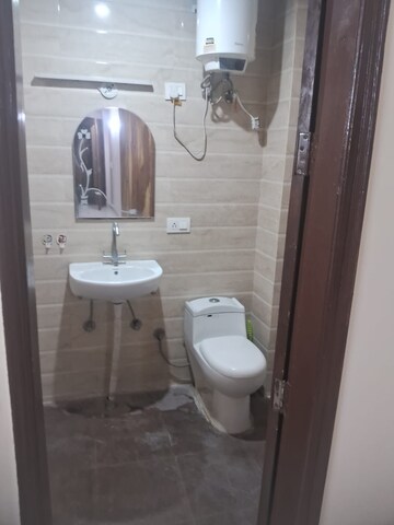 Bathroom in 1 BHK Builder Floor at Sector 40 – for Rent