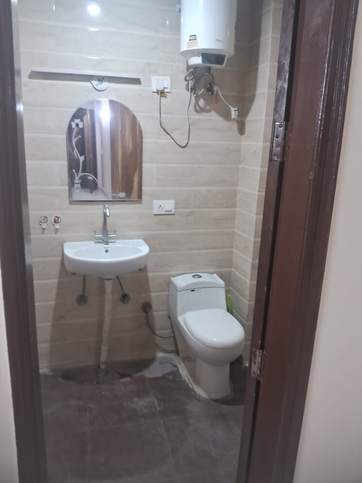 Bathroom, sector 40 1 Bedroom 1200 Sq.Ft. Builder Floor In Sector 40 Gurgaon 8767139