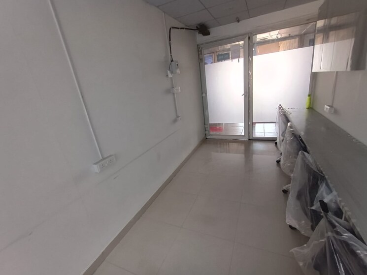 Room, gaur-city-mall Commercial Office Space 300 Sq.Ft. In Sector 4 Greater Noida Greater Noida 8767168