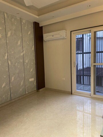 Room in 3 BHK Apartment at DLF The Crest, Sector 54 – for Sale