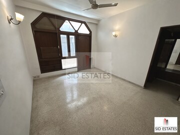 Room in 4 BHK Builder Floor at Sarvapriya Vihar – for Rent