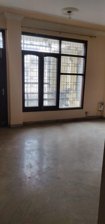 Room in 2 BHK Builder Floor at Sector 33 – for Rent