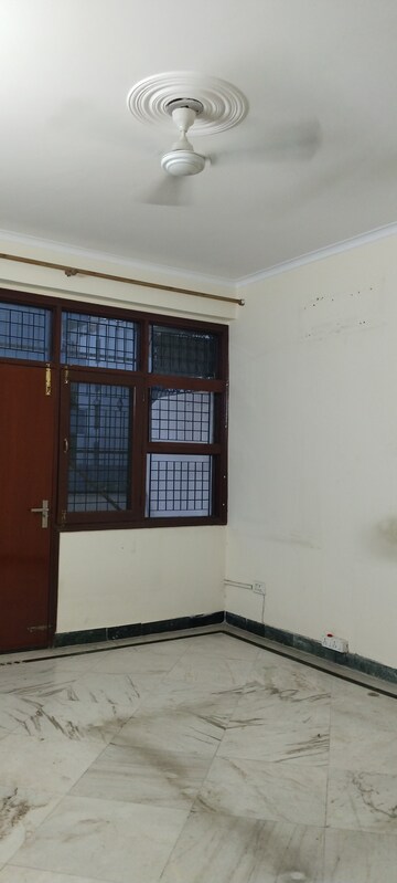 Room in 3 BHK Builder Floor at Uppal Southend, Sector 49 – for Rent
