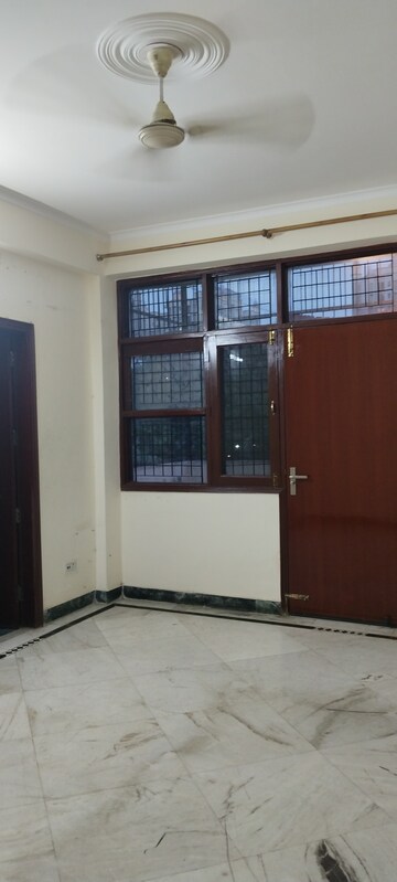 Room in 3 BHK Builder Floor at Uppal Southend, Sector 49 – for Rent