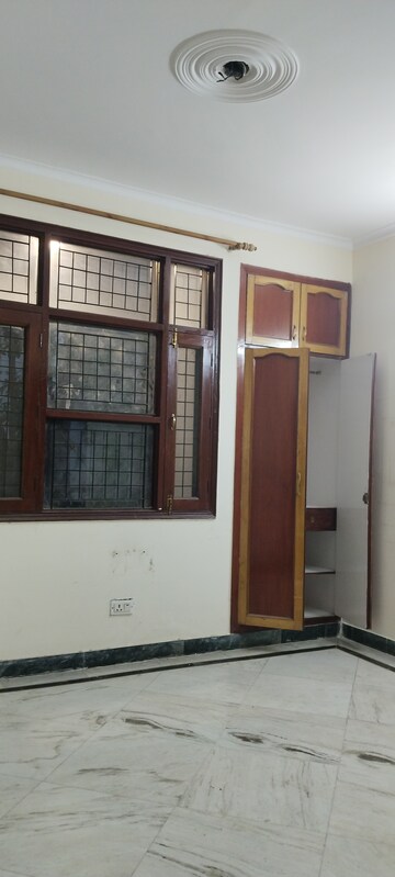 Room in 3 BHK Builder Floor at Uppal Southend, Sector 49 – for Rent