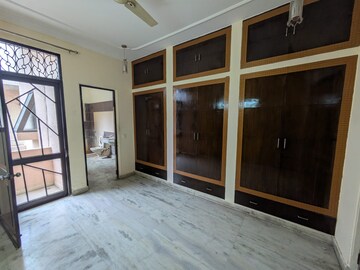 Room in 5 BHK Independent House at Sector 37 – for Sale