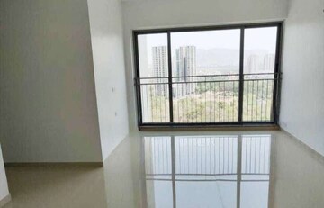 Room in 2 BHK Apartment at Kalpataru The Sunrise, Kolshet Road – for Rent