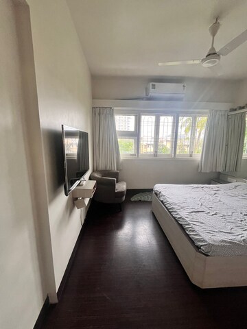 Bedroom in 3 BHK Apartment at Andheri West – for Rent