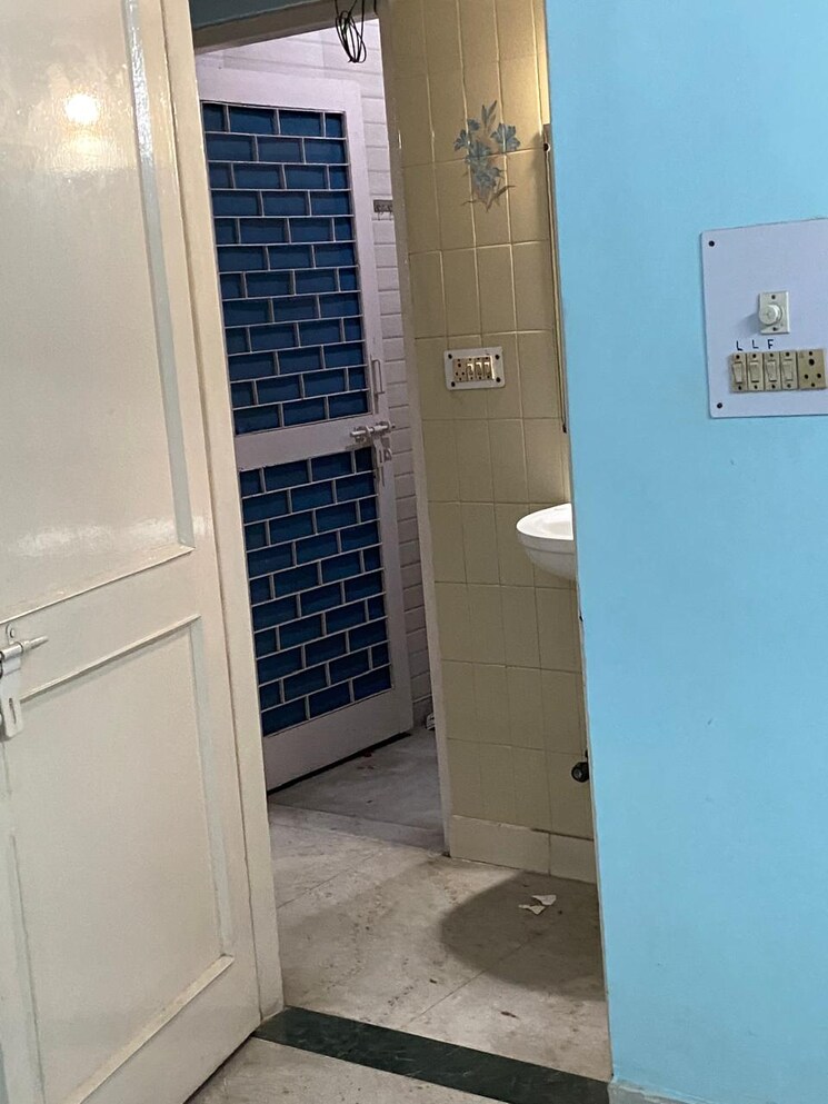 undefined, uma-cooperative-society 1.5 Bedroom 650 Sq.Ft. Apartment In Mayur Vihar 1 Delhi 8767873