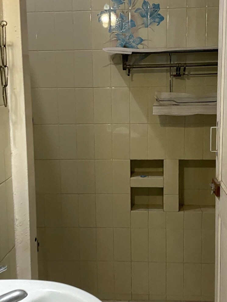 Bathroom, uma-cooperative-society 1.5 Bedroom 650 Sq.Ft. Apartment In Mayur Vihar 1 Delhi 8767873