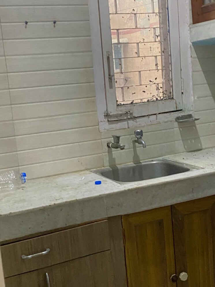 Bathroom, uma-cooperative-society 1.5 Bedroom 650 Sq.Ft. Apartment In Mayur Vihar 1 Delhi 8767873