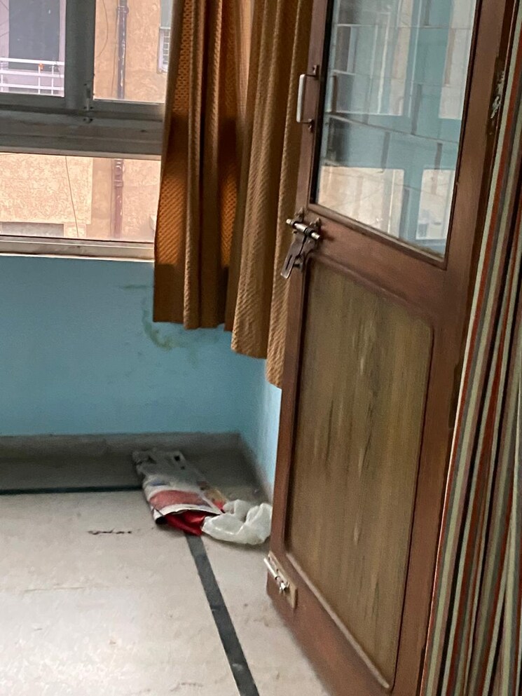 Balcony, uma-cooperative-society 1.5 Bedroom 650 Sq.Ft. Apartment In Mayur Vihar 1 Delhi 8767873