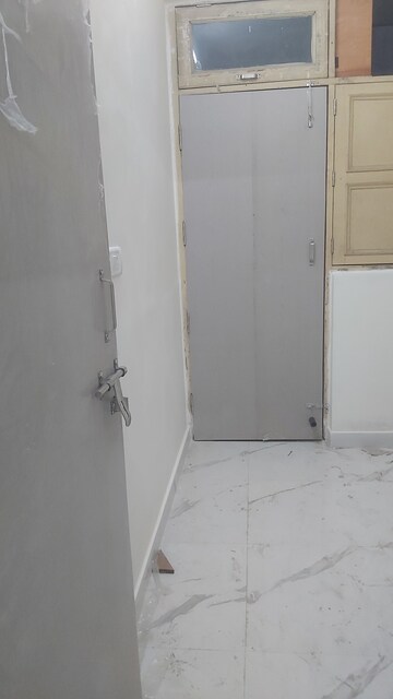 Room in 2.5 BHK Builder Floor at Mayur Vihar – for Rent