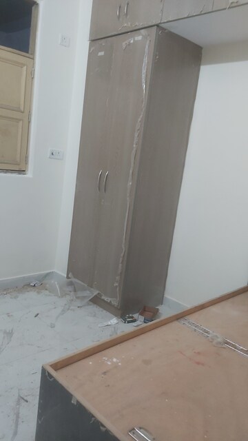 Furnished Amenities in 2.5 BHK Builder Floor at Mayur Vihar – for Rent