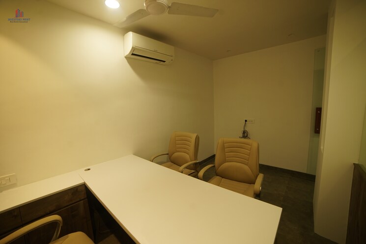 Team Area, netaji subhash place Commercial Office Space 600 Sq.Ft. In Netaji Subhash Place Delhi 8767877