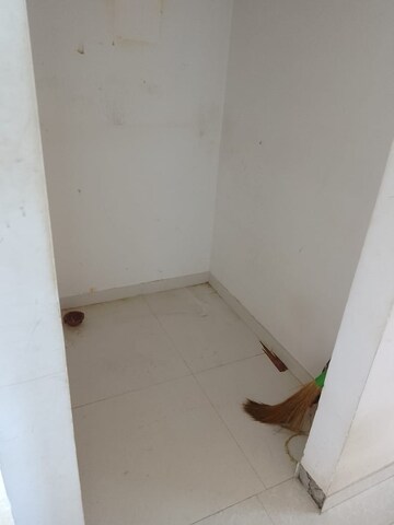 Room in 2 BHK Apartment at Lodha Amara, Kolshet Road – for Rent