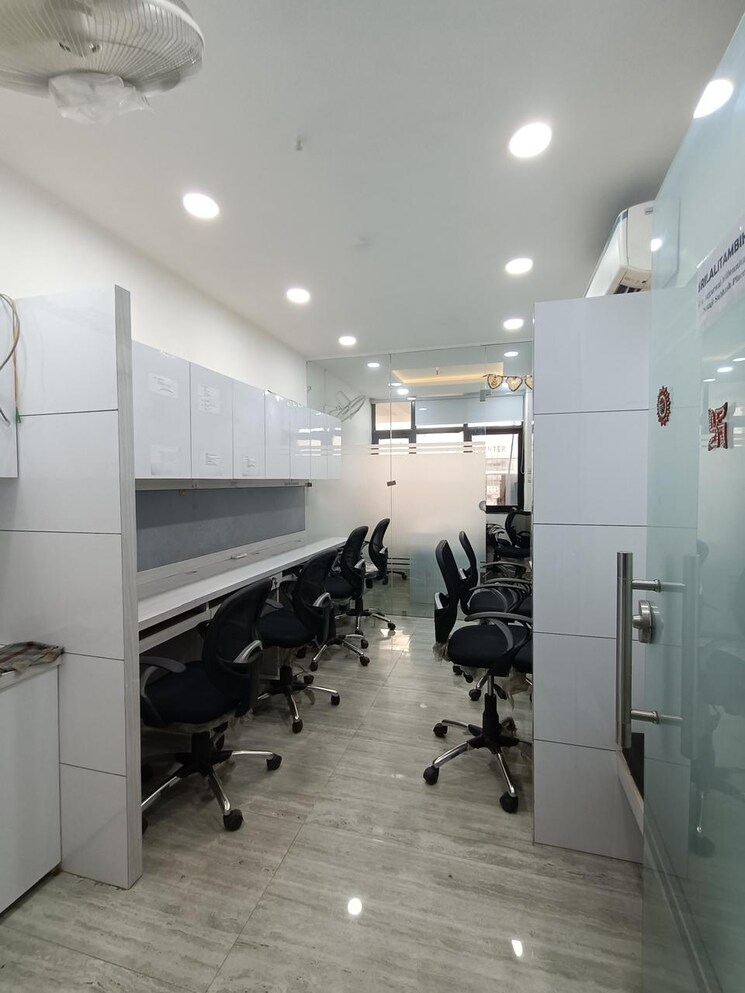 Team Area, netaji subhash place Commercial Office Space 650 Sq.Ft. In Netaji Subhash Place Delhi 8767900