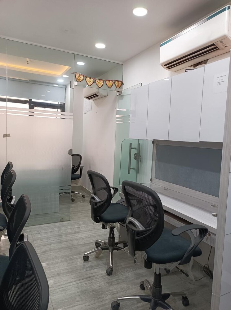 Team Area, netaji subhash place Commercial Office Space 650 Sq.Ft. In Netaji Subhash Place Delhi 8767900