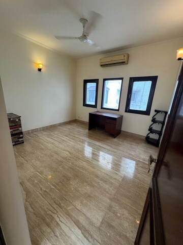 Room in 4 BHK Builder Floor at New Friends Colony – for Rent
