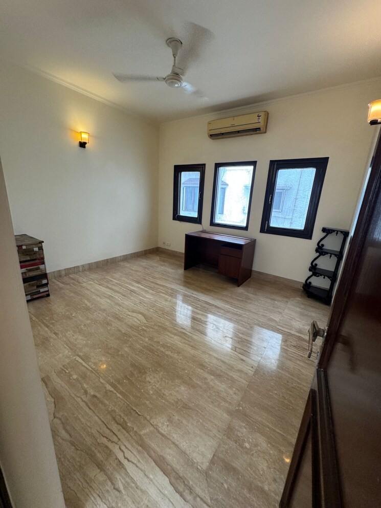 Room, new friends colony 4 Bedroom 500 Sq.Yd. Builder Floor In New Friends Colony Delhi 8767916