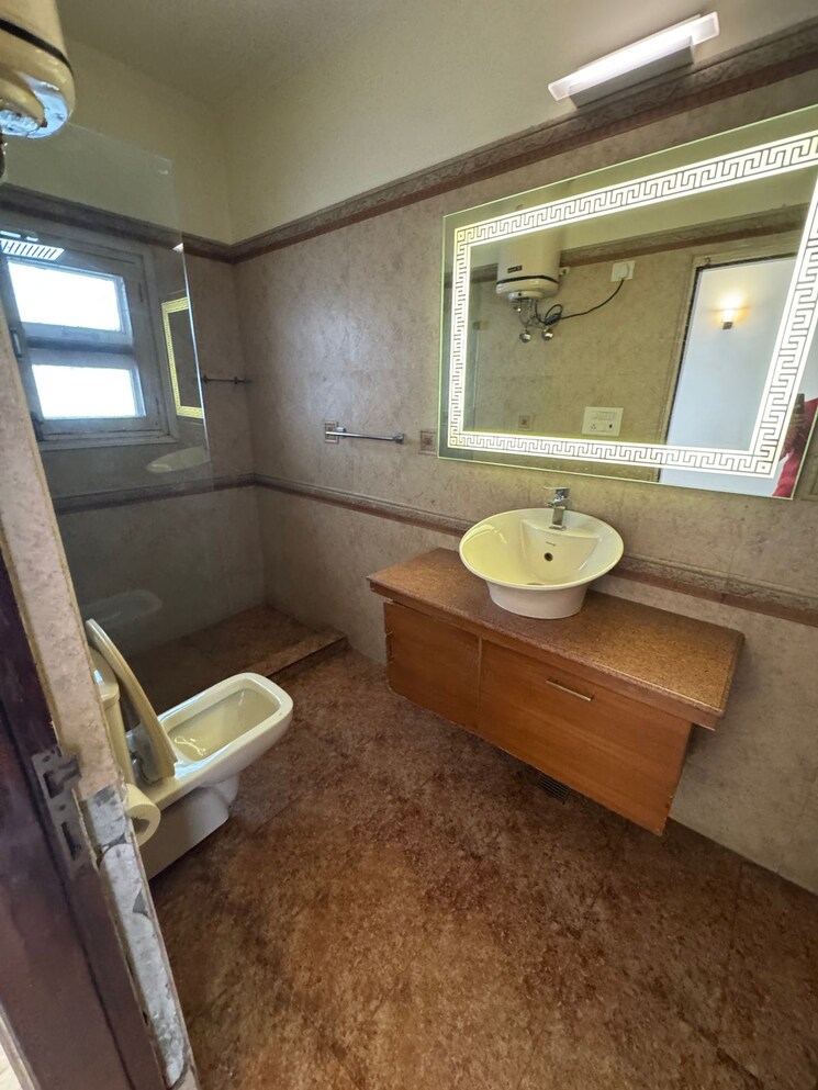 Living Room, new friends colony 4 Bedroom 500 Sq.Yd. Builder Floor In New Friends Colony Delhi 8767916