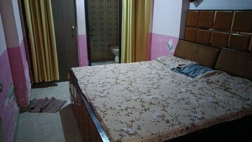 Bedroom in 2 BHK Builder Floor at Vaishali Sector 6 – for Rent