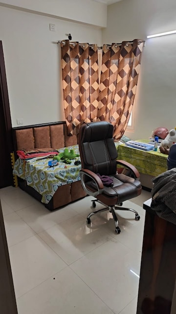 Room in 2.5 BHK Apartment at Ajnara Daffodil, Sector 137 – for Sale