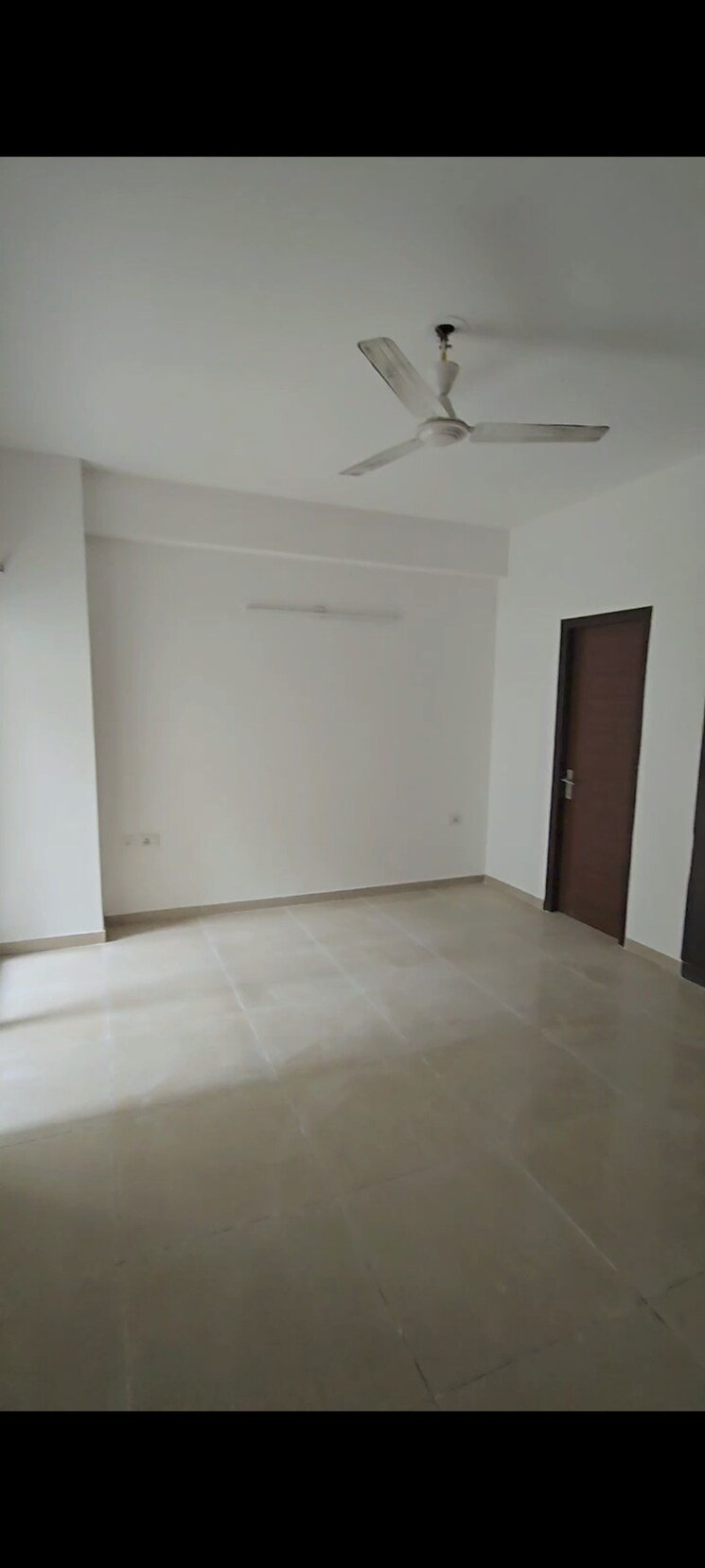 Room, sector 77 4 Bedroom 2800 Sq.Ft. Apartment In Sector 77 Noida 8768008