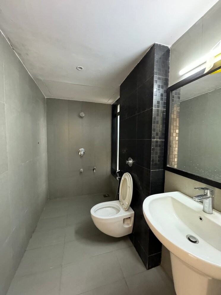 Bathroom, lodha-splendora 3 Bedroom 1124 Sq.Ft. Apartment In Ghodbunder Road Thane 8768052