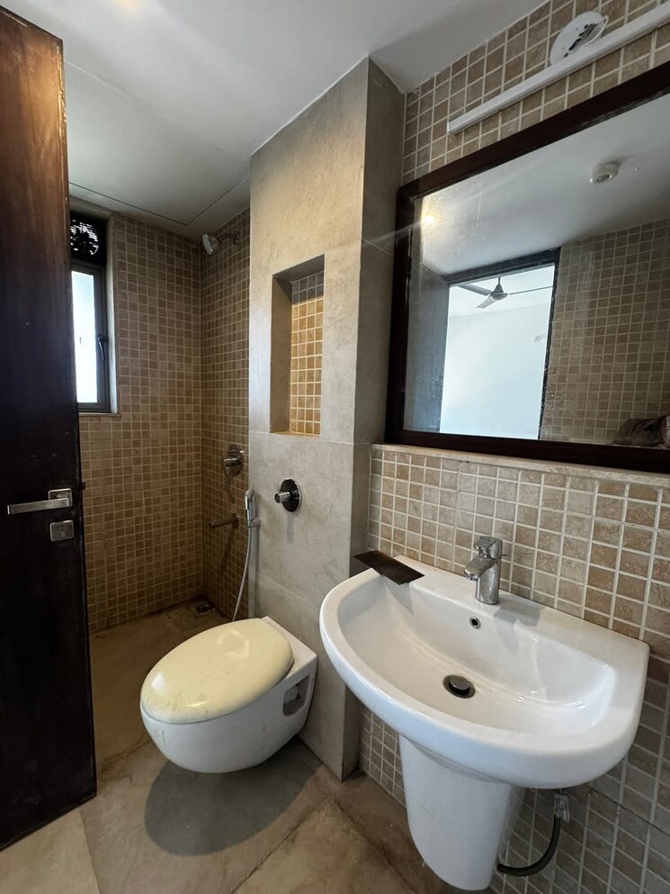 Bathroom, lodha-splendora 3 Bedroom 1124 Sq.Ft. Apartment In Ghodbunder Road Thane 8768058