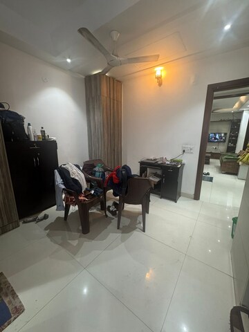 Room in 3 BHK Builder Floor at Gyan Khand I – for Rent