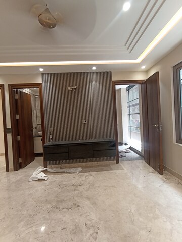 Room in 3 BHK Apartment at Shubh Niketan Apartments, Paschim Vihar – for Rent