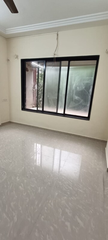 Room in 2 BHK Apartment at Sarla Garden, Vakola – for Rent
