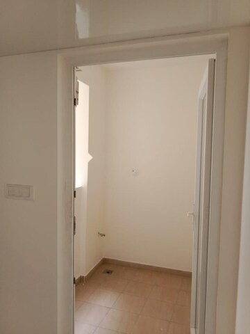 Room in 2 BHK Apartment at Godrej Aqua, International Airport Road – for Rent