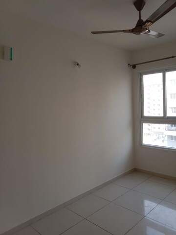 Room in 2 BHK Apartment at Godrej Aqua, International Airport Road – for Rent