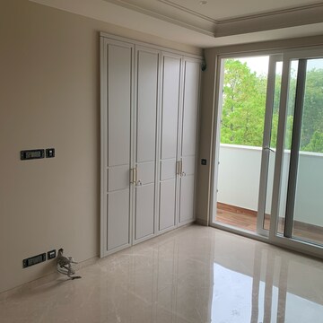 Room in 4 BHK Builder Floor at Hauz Khas Enclave – for Sale