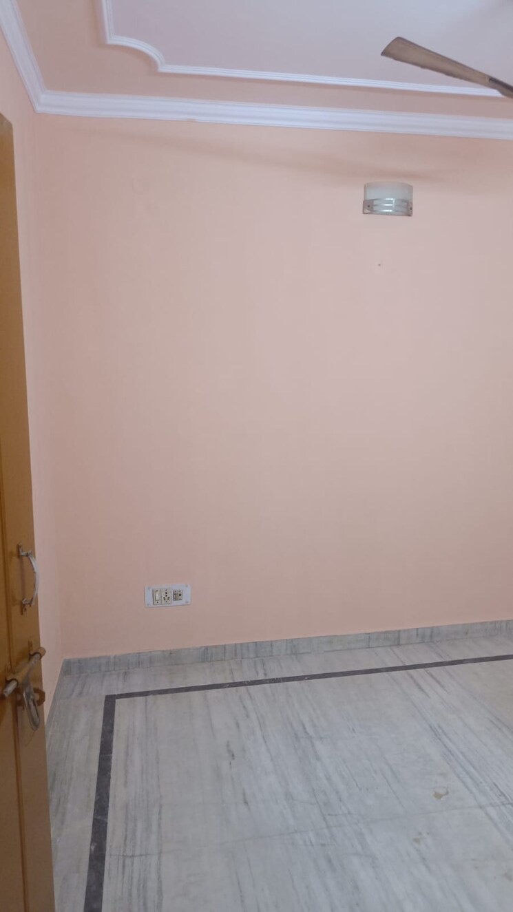 Room, lajpat nagar 2 Bedroom 75 Sq.Yd. Builder Floor In Lajpat Nagar Delhi 8768296