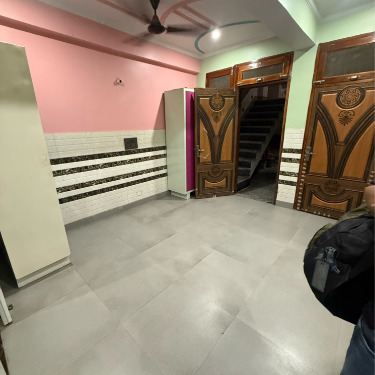 Room, sector 63a 1.5 Bedroom 600 Sq.Ft. Builder Floor In Sector 63a Noida 8768292