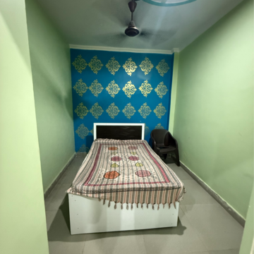Room in 1.5 BHK Builder Floor at Sector 63a – for Rent